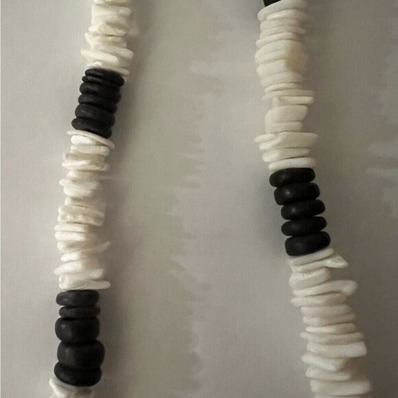 Vintage Puka Shell Necklace with Black Beads - Picture 4 of 4
